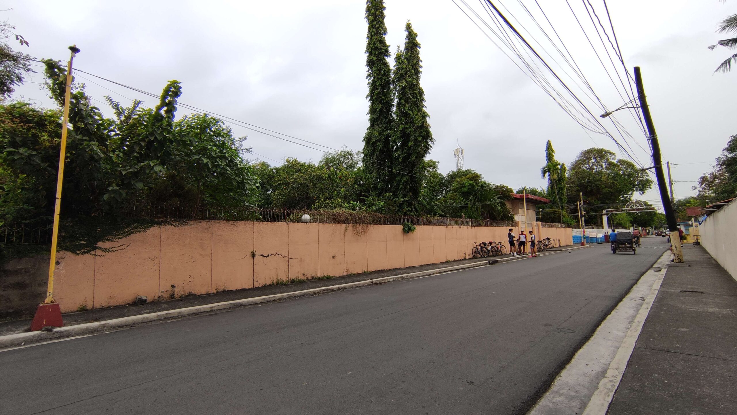 1,604sqm property with old house in Cavite City, few kms from Sangley Airport