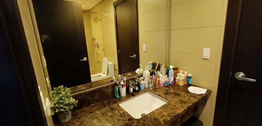 Prime 1BR w/ parking in Garden Towers, Ayala Center, Makati City for Php 105,000❗