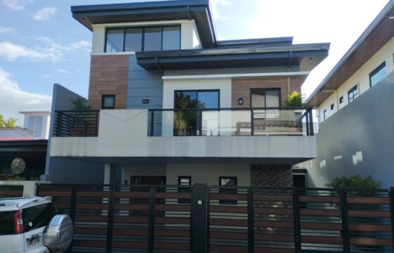 3 Storey House in Monte Vista, Industrial Valley, Marikina City near Katipunan and Marcos Highway!!