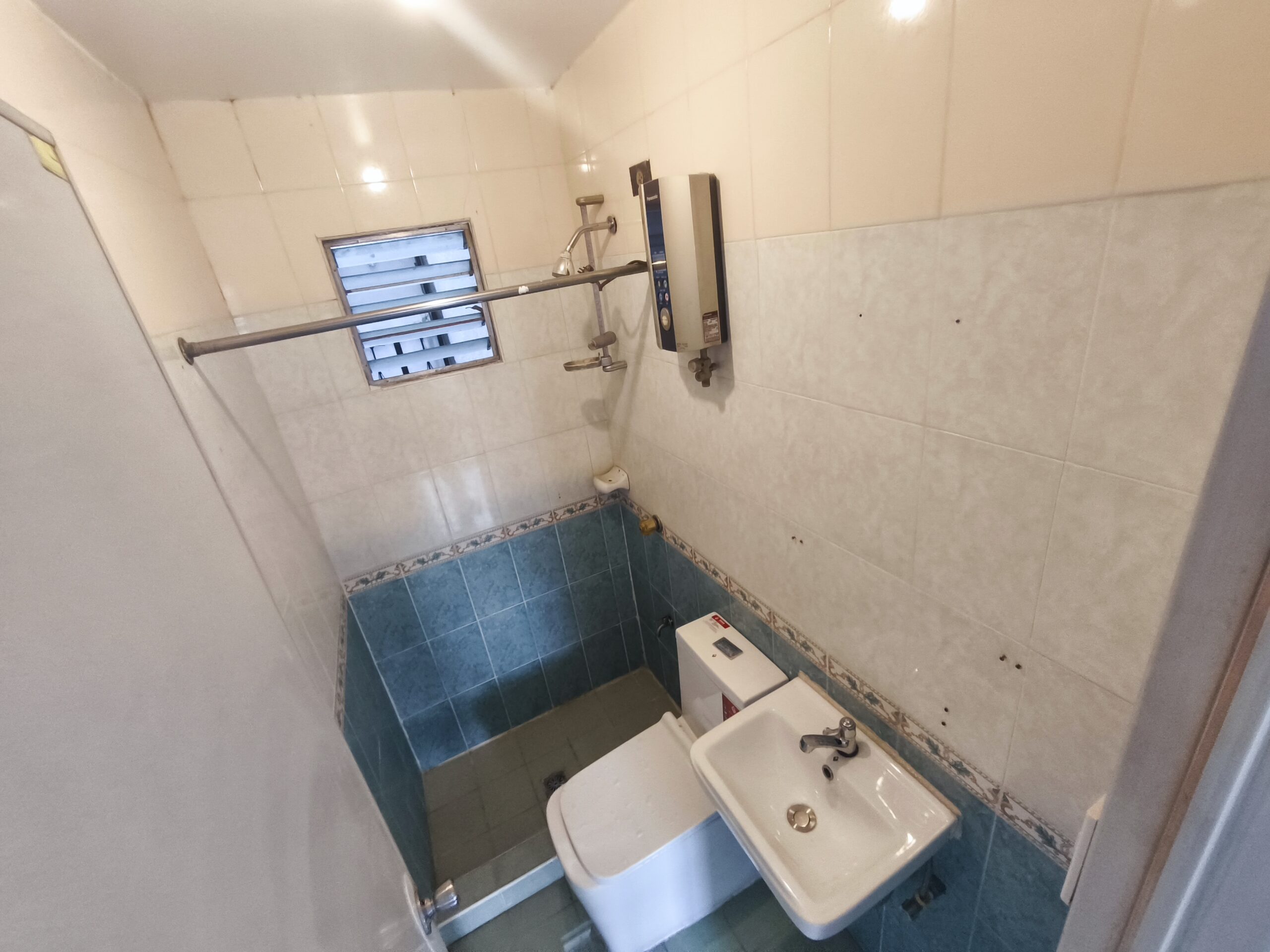 5BR 3-Storey House for Sale – St. Joseph Village QC (Near Congressional)