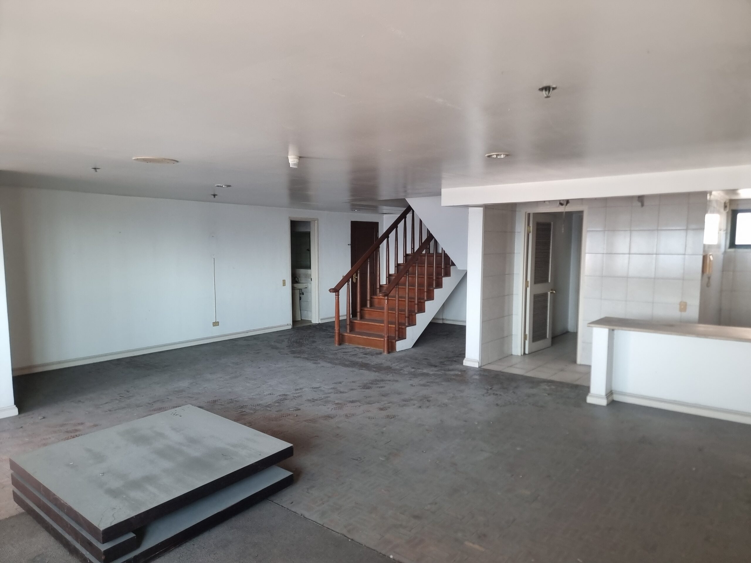 Bi-level Penthouse unit in West Tower along Osmeña Highway, Bangkal, Makati City