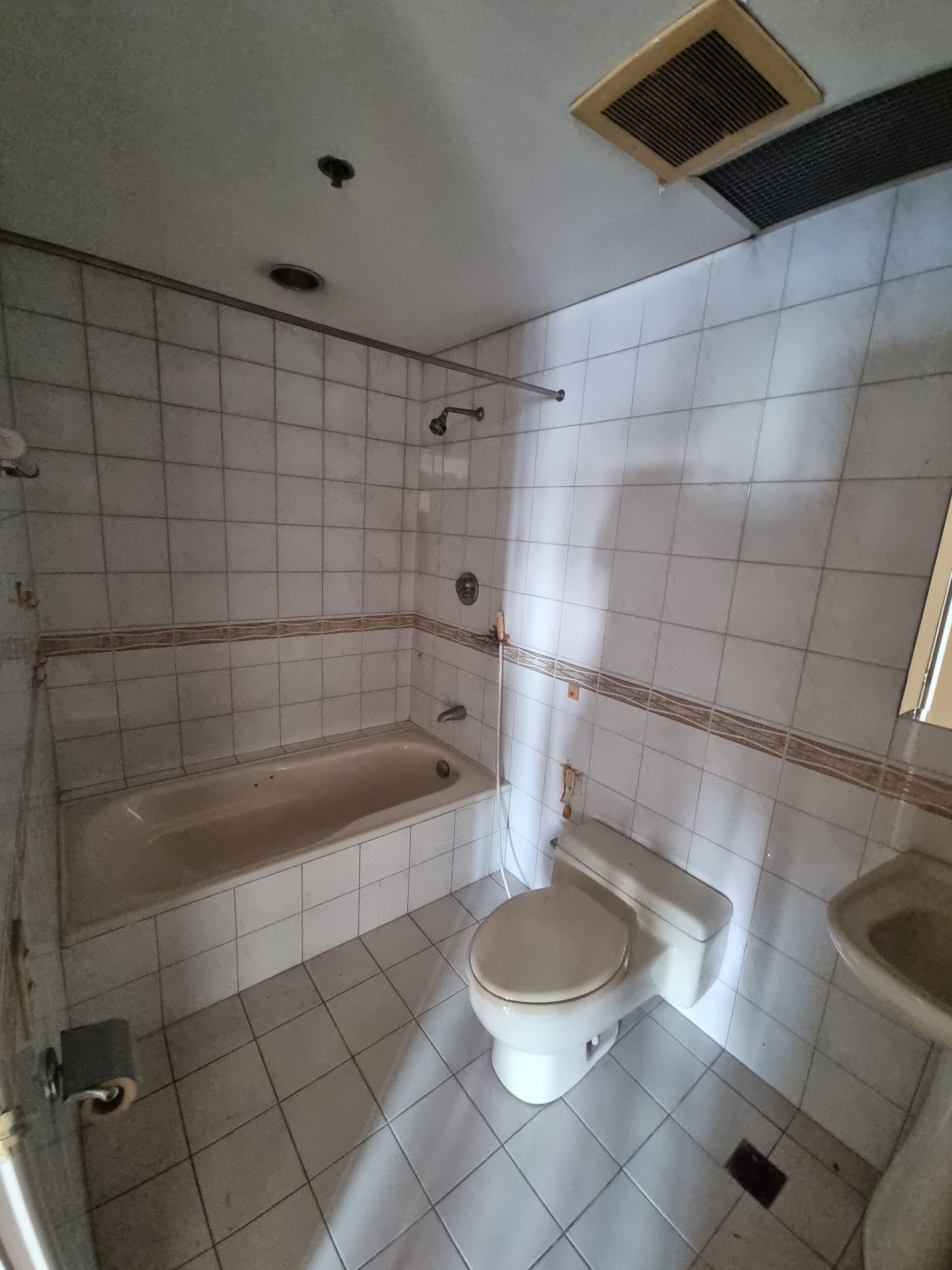 Bi-level Penthouse unit in West Tower along Osmeña Highway, Bangkal, Makati City